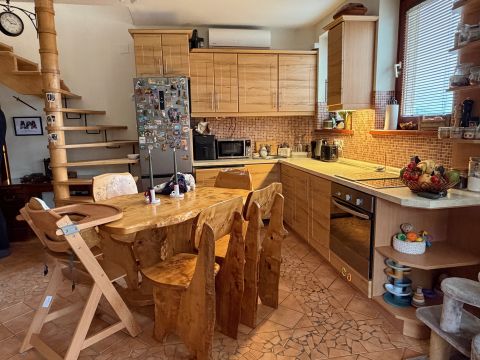 Eladó Lakás 6000 Kecskemét , Hunyadiváros, belső két szintes tetőtéri