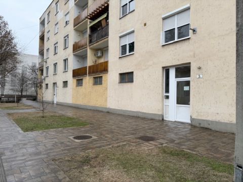 Eladó Lakás 6200 Kiskőrös , ELADÓ KISKŐRÖSÖN A LUTHER MÁRTON TÉREN EGY 1 EM. LAKÁS!!!