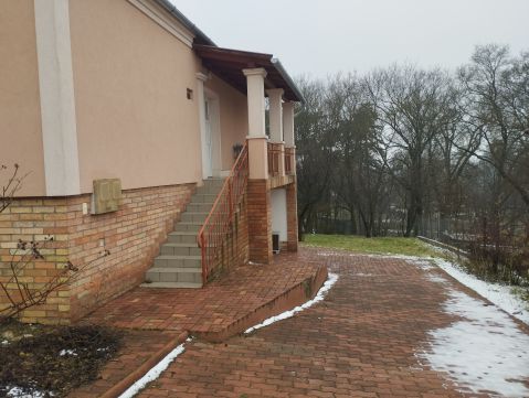 Eladó Ház 8053 Bodajk Bodajk csendes utcájában, kivételes panorámával.