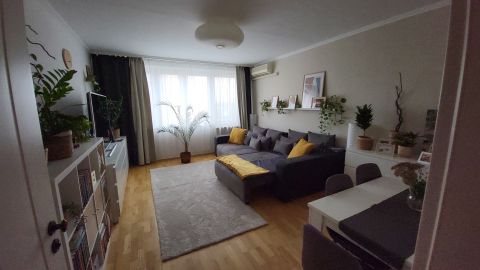 Eladó Lakás 1106 Budapest 10. kerület , Örs vezér térhez közel! Felújított! 68 nm, 3 szoba, erkély!