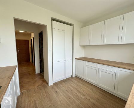 Eladó Lakás 1035 Budapest 3. kerület Vörösvári úton panelprogramos napelemes épületben