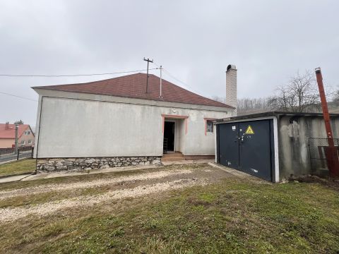 Eladó Ház 8056 Bakonycsernye Akác utca