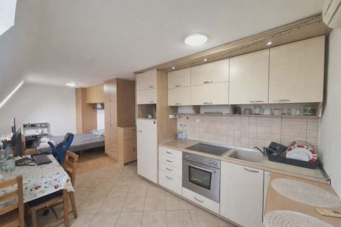 Eladó Lakás 2143 Kistarcsa , Kertvárosias csendes utcában