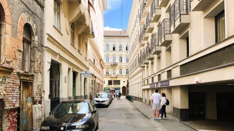 Eladó Üzlethelyiség 1061 Budapest 6. kerület , utcai bejáratos üzlethelyiség a Király utcánál