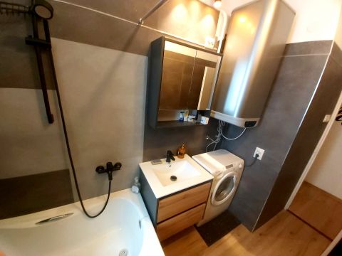 Eladó Lakás 1044 Budapest 4. kerület , Budapest 4.ker.Négyemeletes házban, 2.em. 2 szobás lakás!