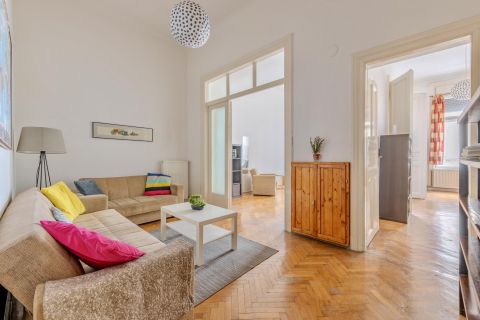 Eladó Lakás 1085 Budapest 8. kerület  Jó befektetés! Palotánegyedben 3 szobás lakás!