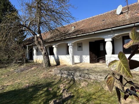 Eladó Ház 9832 Nagytilaj , Felújított, klasszikus vidéki stílusú tornácos családi ház