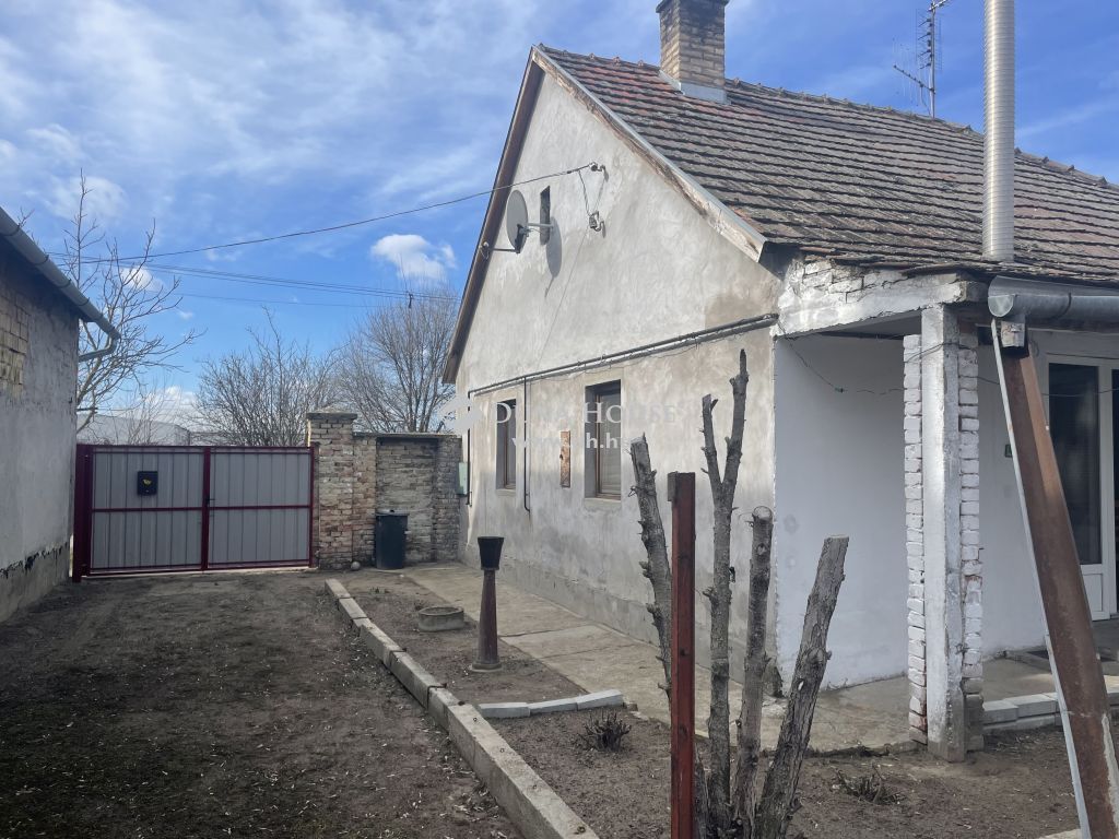 6500 Baja , csendes utcájában — 1/26