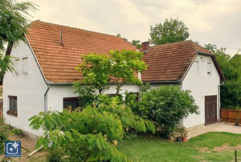 Eladó Ház 5630 Békés , Zöldövezetben, kultúrált utcában.