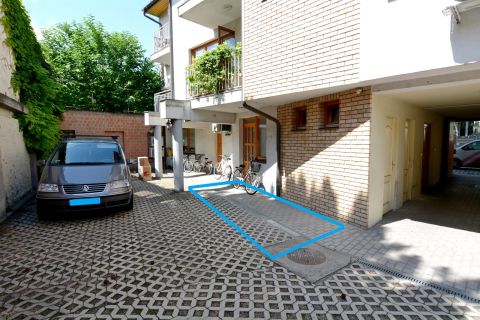 Kiadó Lakás 6000 Kecskemét Csokonai utcán kiadó részben bútorozott lakás autóbeállóval