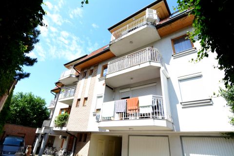 Kiadó Lakás 6000 Kecskemét , Csokonai utcán kiadó részben bútorozott lakás autóbeállóval