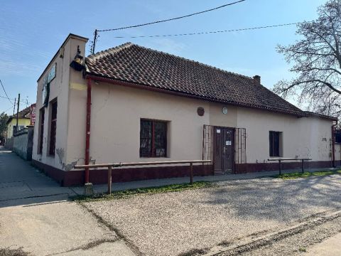 Eladó Üzlethelyiség 5000 Szolnok , 5000 Szolnok, Tescoval szemben