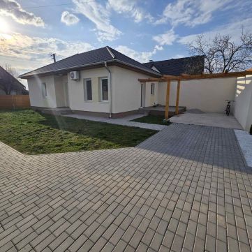 Eladó Lakás 6050 Lajosmizse , NAPPALI+2 SZOBÁS KERTKAPCSOLATOS LAKÁS, KOCSIBEÁLLÓVAL