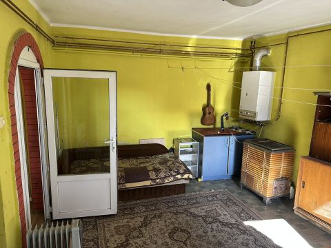 Eladó Ház 8000 Székesfehérvár Forgalmas út mellett