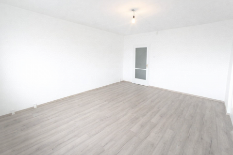 Eladó Lakás 6000 Kecskemét Kecskemét Aradi Vértanúk terén 2 emeleti lakás eladó!