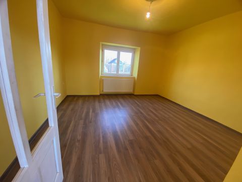 Eladó Ház 2746 Jászkarajenő 86 nm-es részben felújított családi ház