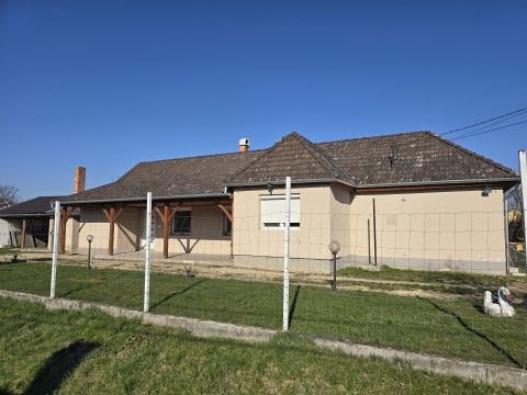 Eladó Ház 7000 Sárbogárd , Felújított 76 nm-es ház 