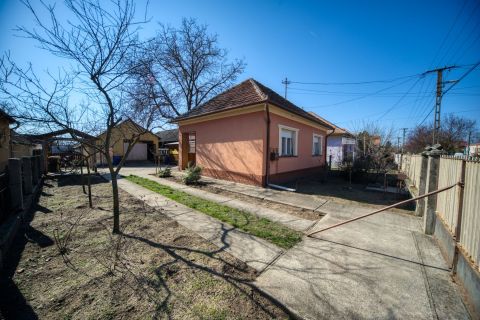 Eladó Ház 2768 Újszilvás Központban