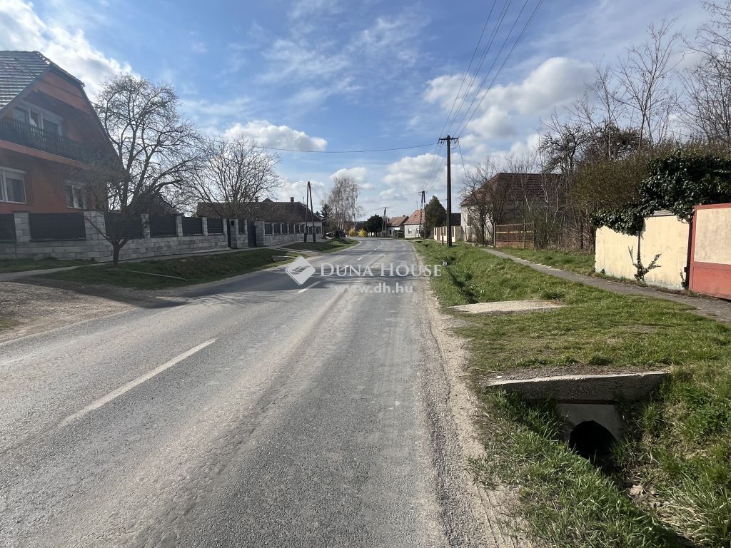 9836 Csipkerek , Csipkerek, fő utca — 1/26