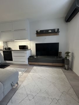 Eladó Lakás 1147 Budapest 14. kerület , Felújított - 2 szoba - Bútorozott