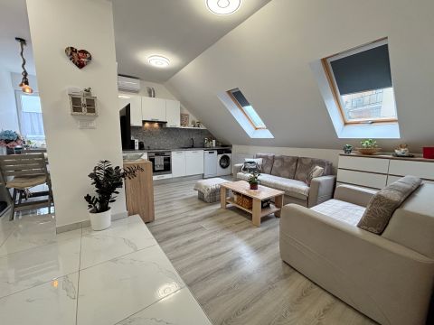 Eladó Lakás 9700 Szombathely , újszerű berendezett lakás, garázzsal !