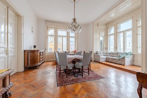 Eladó Lakás 1054 Budapest 5. kerület ,  Parlament mellett egy impozáns ingatlan, ritkaság a piacon!