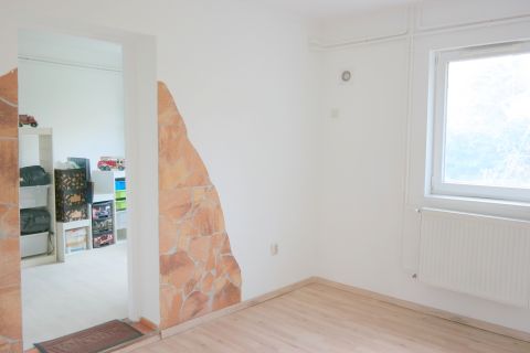 Eladó Lakás 1203 Budapest 20. kerület , Török Flóris utcánál kertre néző, felújított, másfél szobás!