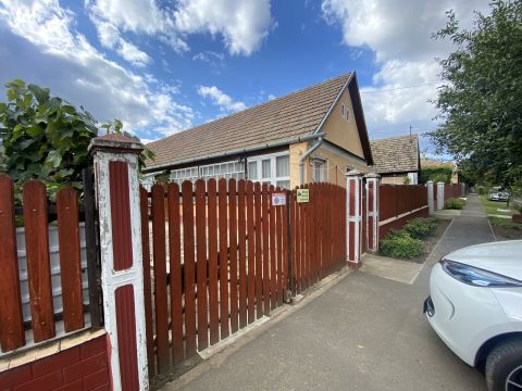 Eladó Ház 2116 Zsámbok , Buszmegálló közelében