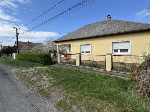 Eladó Ház 2451 Ercsi , A vasútállomás közelében