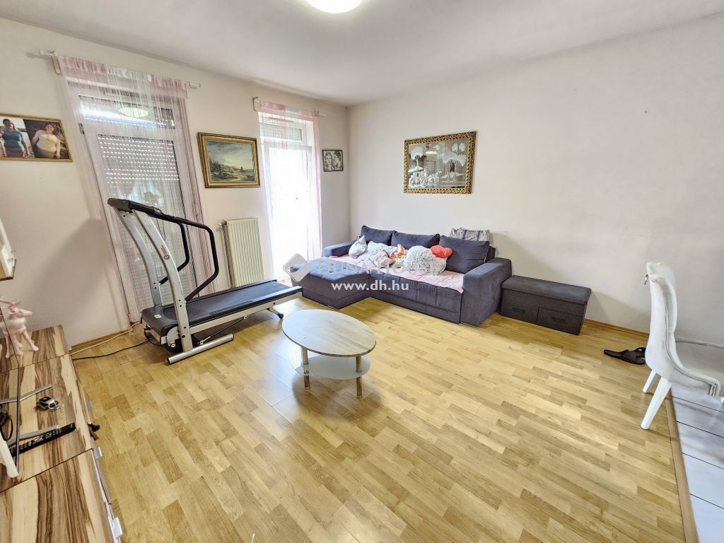 8500 Pápa , Belváros szívében 79 nm-es lakás — 1/16