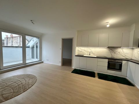 Eladó Lakás 1076 Budapest 7. kerület , Intim teraszos 3 hálós felújított lakás az Abonyi utcánál