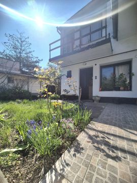 Eladó Ház 1039 Budapest 3. kerület , Csillaghegyen csendes mellékutcában eladó lakás + 111m2 kert