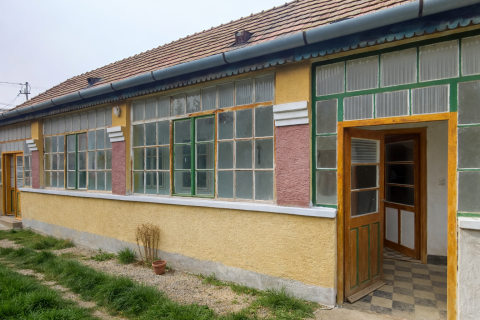 Eladó Ház 2544 Neszmély Falusi ház nagy telekkel Neszmély központjában