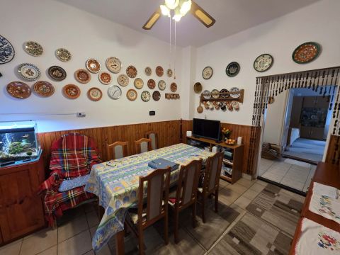 Eladó Ház 5350 Tiszafüred , Öreg halász Étterem parkoló