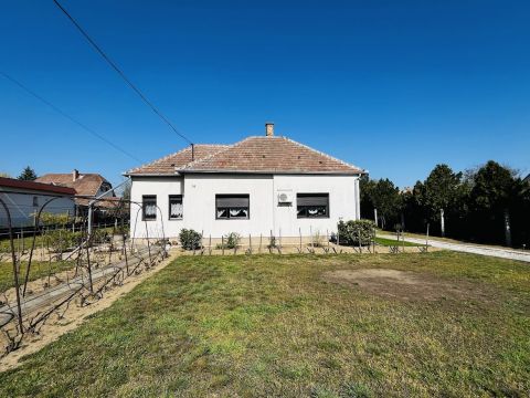 Eladó Ház 2251 Tápiószecső Azonnal birtokba vehető, karbantartott, 2 szobás családi ház