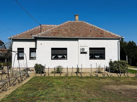 Eladó Ház 2251 Tápiószecső , Azonnal birtokba vehető, karbantartott, 2 szobás családi ház