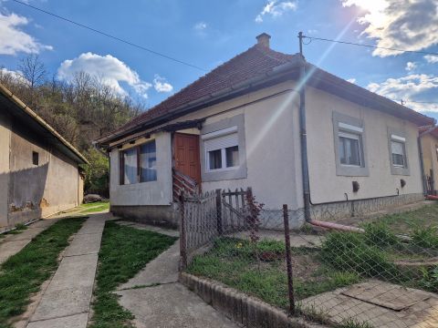 Eladó Ház 2216 Bénye , Bényén közel az óvodához TÉGLA építésű ház 