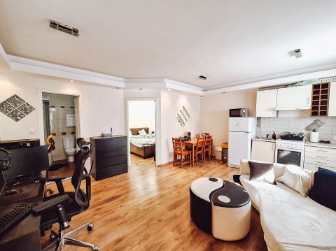 Eladó Lakás 2200 Monor , Monor központjában liftes házban