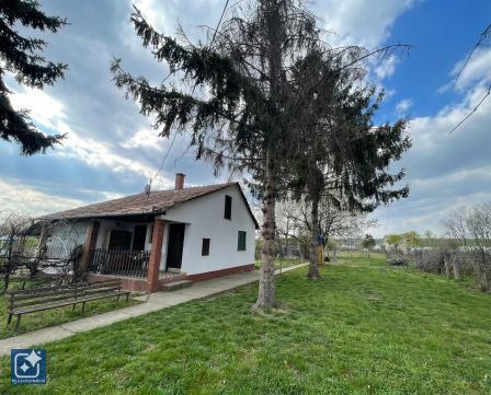 Eladó Ház 2750 Nagykőrös , Ikerház egyik fele nagy telekel 