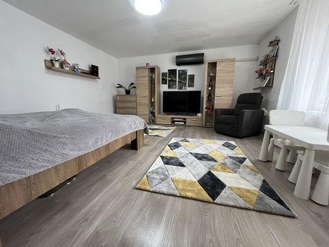 Eladó Ház 8191 Öskü felújított, két szobás parasztház, csendes utcában