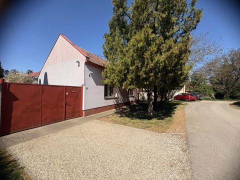 Eladó Ház 9222 Hegyeshalom , Kossuth Lajos Utca környéke