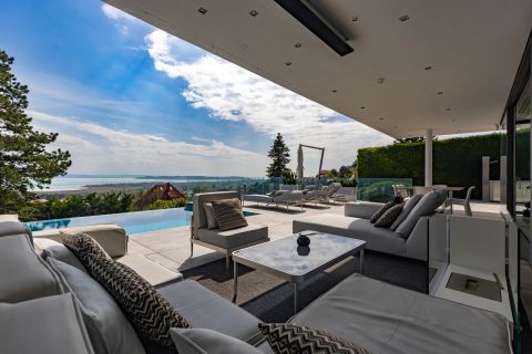 Eladó Ház 8229 Csopak , Kivételes panorámájú, design villa, az erdő mellett