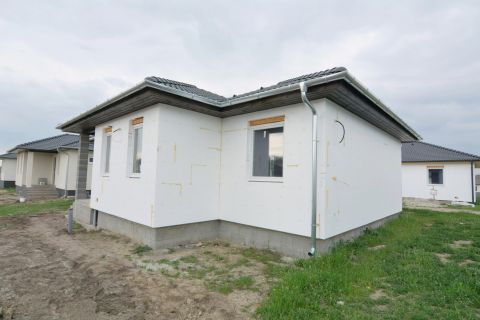 Eladó Ház 6000 Kecskemét , Új építésű lakóparkban nappali + 4 szobás ház