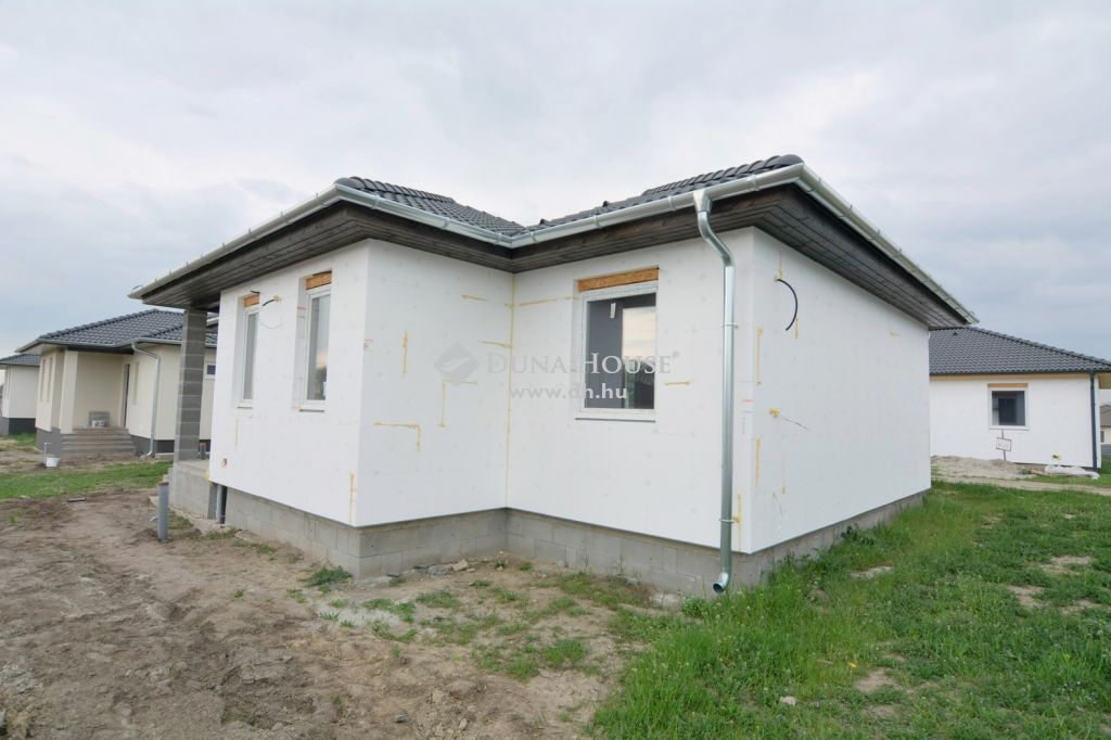 6000 Kecskemét , Új építésű lakóparkban nappali + 4 szobás ház — 1/7