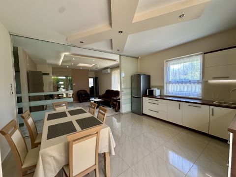 Eladó Ház 6000 Kecskemét , KECSKEMÉTEN A PETŐFI VÁROS SZÉLÉN IGÉNYES HÁZ ELADÓ