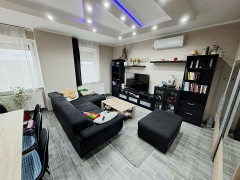 Eladó Ház 2476 Pázmánd , Újszerű és szép, természetközeli ikerházfél a határban