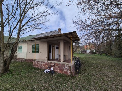 Eladó Ház 8621 Zamárdi vízközeli nyaraló, rengeteg lehetőséget rejtő telekkel