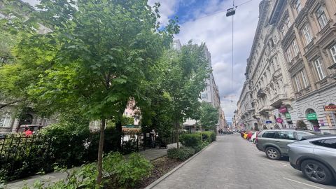 Eladó Lakás 1066 Budapest 6. kerület , Jókai tér közelében  3 külön bejáratú szoba, erkély 