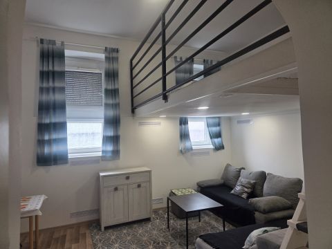 Eladó Lakás 1042 Budapest 4. kerület Felújított, azonnal költözhető, galériázott garzonlakás 