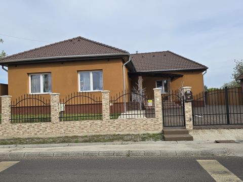 Eladó Ház 2730 Albertirsa , Pesti út